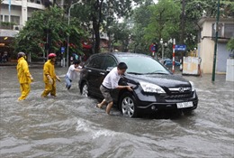 Hà Nội chống ngập khi mưa lớn